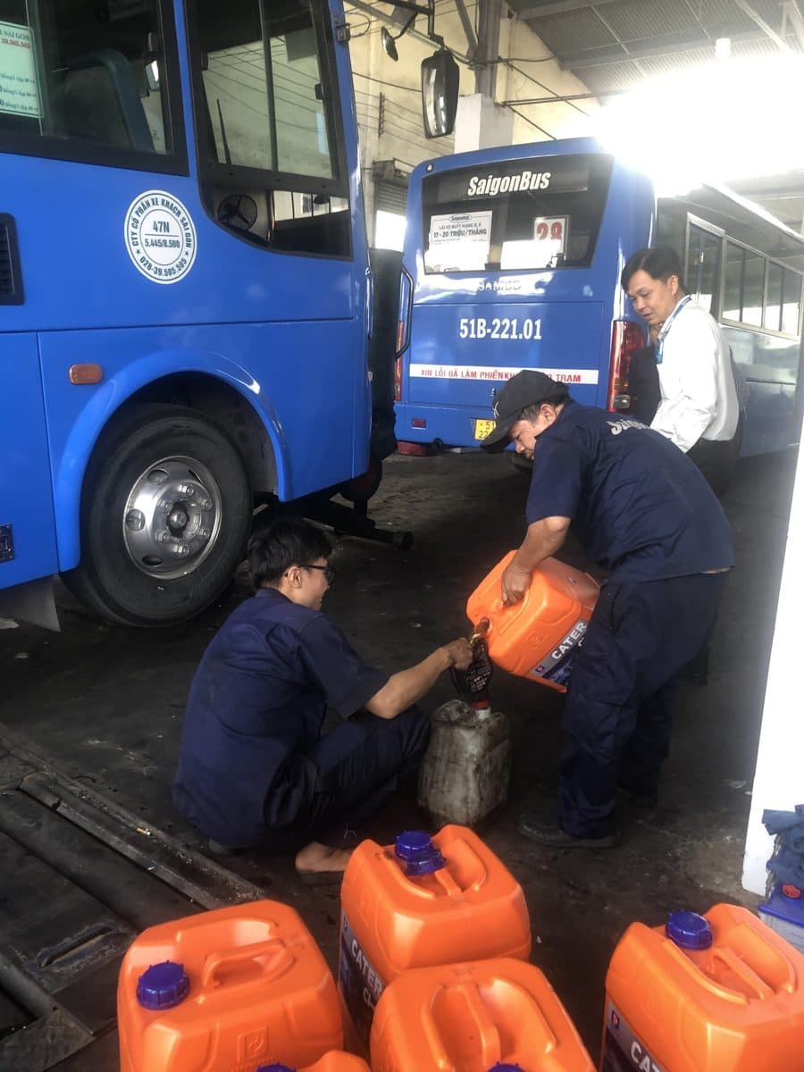 Hình minh họa bài viết: Xe Tải, Xe Khách Bao Nhiêu Km Thì Thay Nhớt? Số Liệu Kiểm Chứng Thực Tế