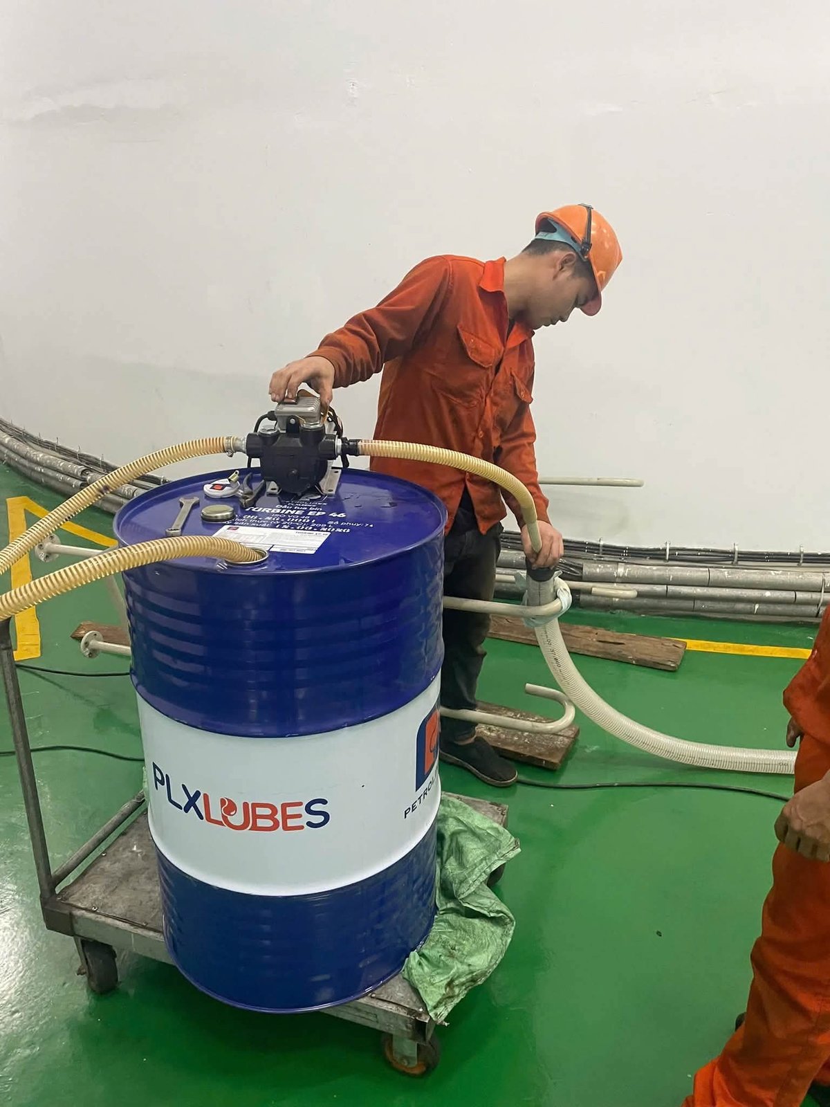 Kỹ thuật viên bơm dầu Turbine EP 46 vào hệ thống